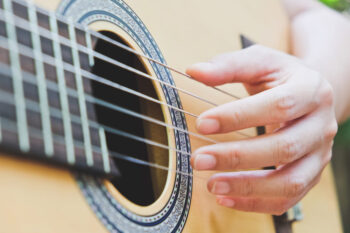 Unhas para tocar violão: saiba o tamanho ideal e como cuidar